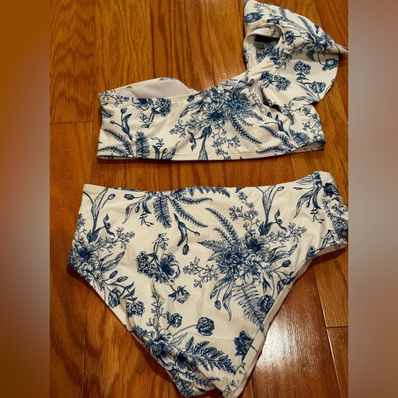EUC Antonio Melani bird/floral ruffle high waist bikini size L - Picture 4 of 5